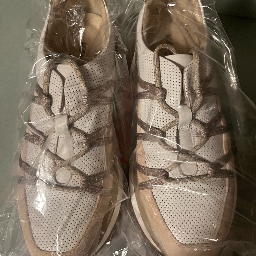 Vaneli White and Tan Athletic Napa sneaker New in Box 8.5